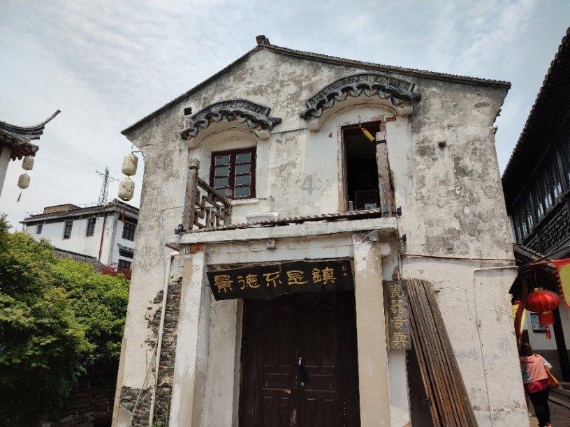 王思聪搂新欢逛街，身材火辣三围傲人，网友直呼：赶快去请孙一宁